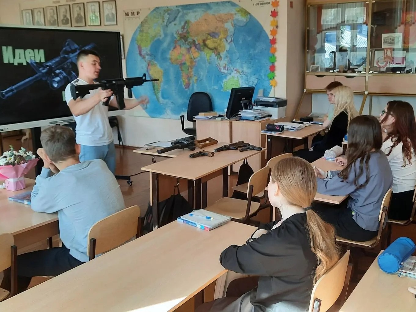 Финальная выставка Артёма Шулакова, учащегося 11 Б класса.